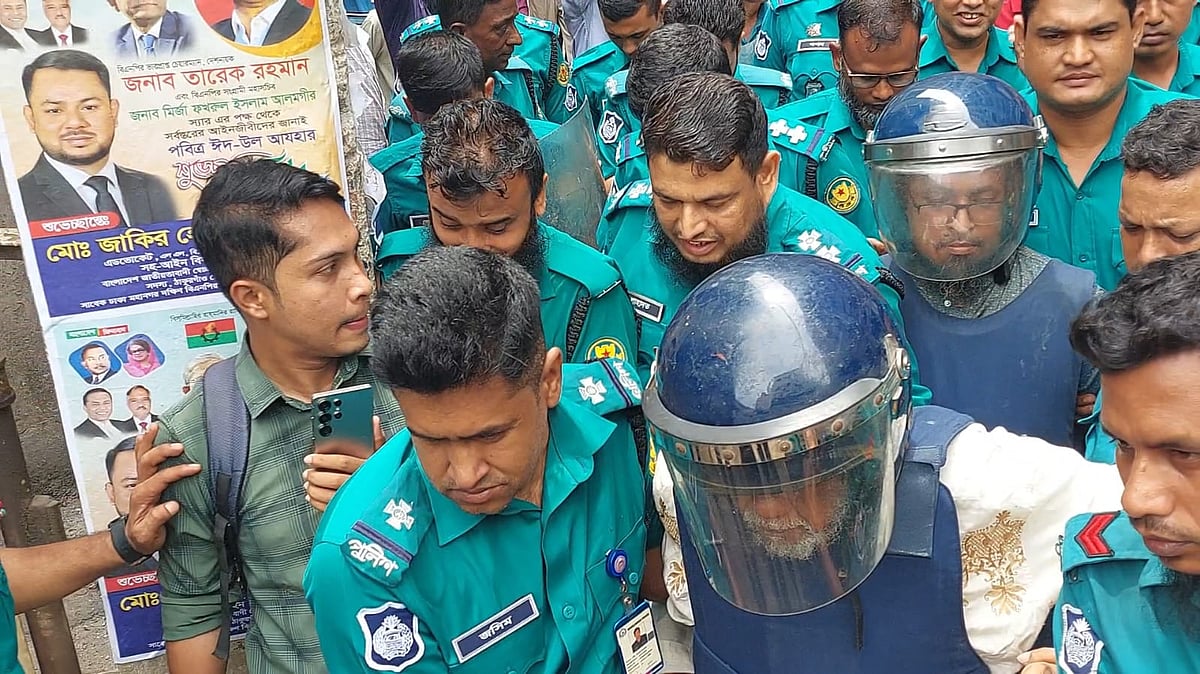 জামায়াতে ইসলামীর নেতা দাবি করা সোহানুর রহমানকে (ডানে) আদালত থেকে হাজতখানায় নিয়ে যাচ্ছে পুলিশ। আজ বুধবার ঢাকার চিফ মেট্রোপলিটন ম্যাজিস্ট্রেট আদালত প্রাঙ্গণে