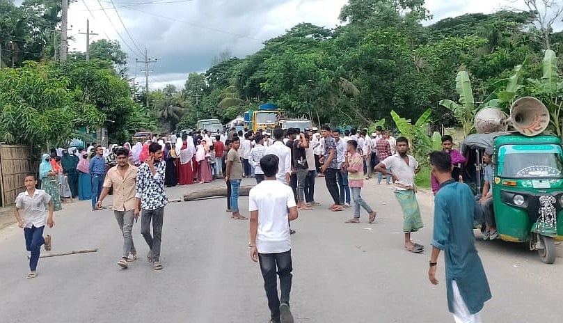 আবুল হোসেনের হত্যায় জড়িত ব্যক্তিকে গ্রেপ্তারের দাবিতে নোয়াখালীর সোনাপুর-কবিরহাট-কোম্পানীগঞ্জ সড়ক অবরোধ। আজ সকালে সদর উপজেলার বাল্লাকোট্টা চাঁন মিয়ার মোড়ে