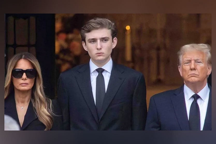 মা মেলানিয়া ট্রাম্প এবং বাবা ডোনাল্ড ট্রাম্পের সঙ্গে ব্যারন ট্রাম্প