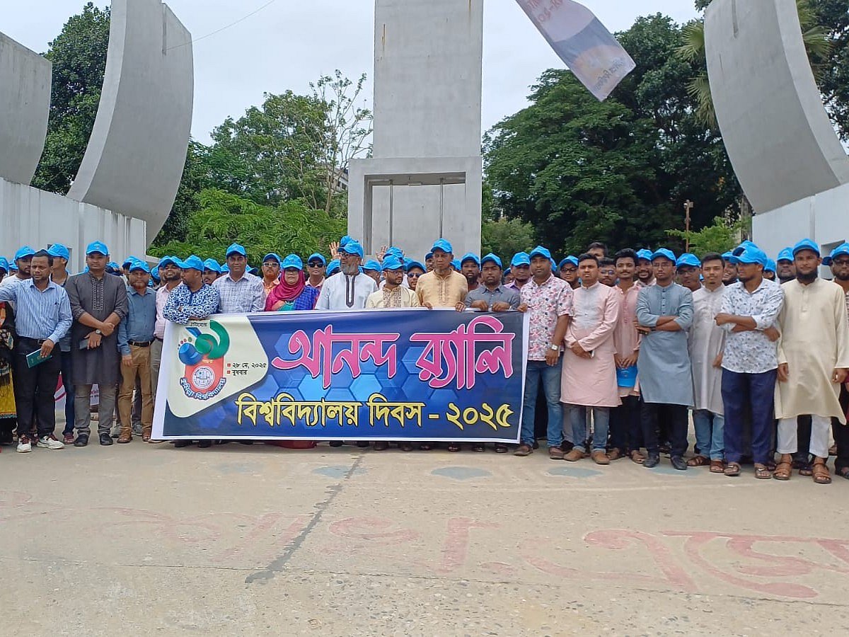 কুমিল্লা বিশ্ববিদ্যালয়ে পায়রা ও বেলুন ওড়ানোর মধ্য দিয়ে শুরু হয় মূল আনুষ্ঠানিকতা। এরপর বিশ্ববিদ্যালয়ের গোলচত্বর থেকে একটি শোভাযাত্রা বের করা হয়। আজ সকালে বিশ্ববিদ্যালয়ের প্রধান ফটকে