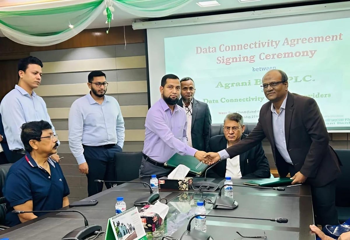 চুক্তি স্বাক্ষর অনুষ্ঠানে অগ্রণী ব্যাংক ও ব্রাকনেটের ঊর্ধ্বতন কর্মকর্তারা