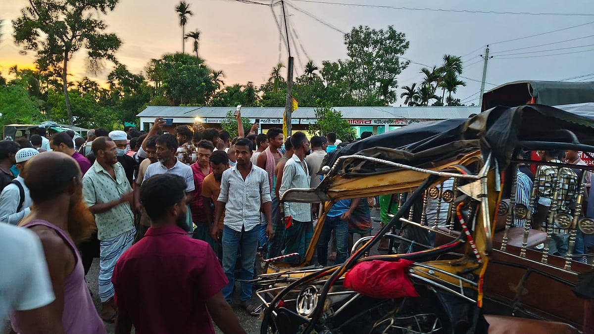 বাসের চাপায় তিন চাকার যান মাহেন্দ্র দুমড়েমুচড়ে যায়। আজ বুধবার সন্ধ্যায় ময়মনসিংহের ঈশ্বরগঞ্জের দত্তপাড়া এলাকায়