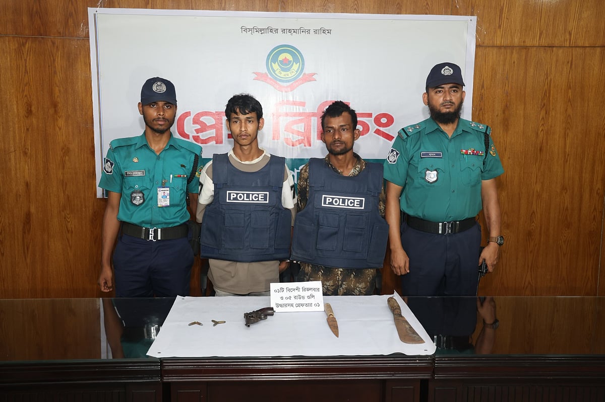 চট্টগ্রামে থানা থেকে লুট হওয়া অস্ত্র দিয়ে ছিনতাইয়ের অভিযোগে গ্রেপ্তার দুই ব্যক্তি