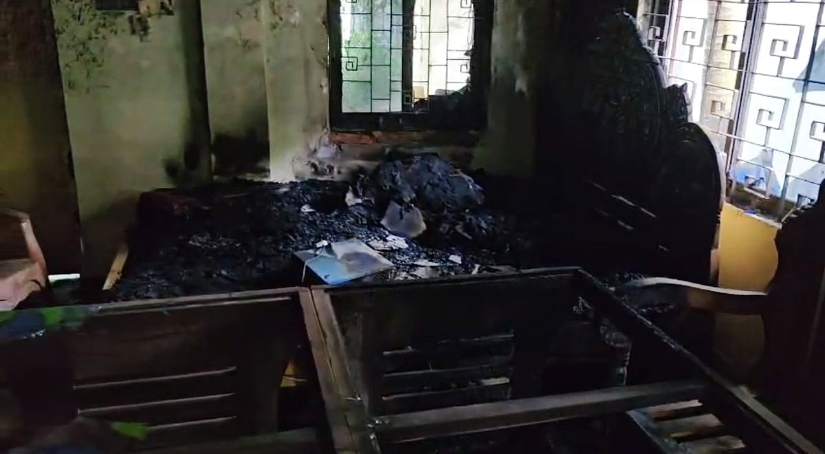 চৌদ্দগ্রামে বীর মুক্তিযোদ্ধা আলী হোসেনের বাড়িতে হামলা চালিয়ে ভাঙচুরের পর অগ্নিসংযোগ করে দুর্বৃত্তরা। বুধবার উপজেলার গুণবতী ইউনিয়নের দক্ষিণ শ্রীপুর গ্রামে