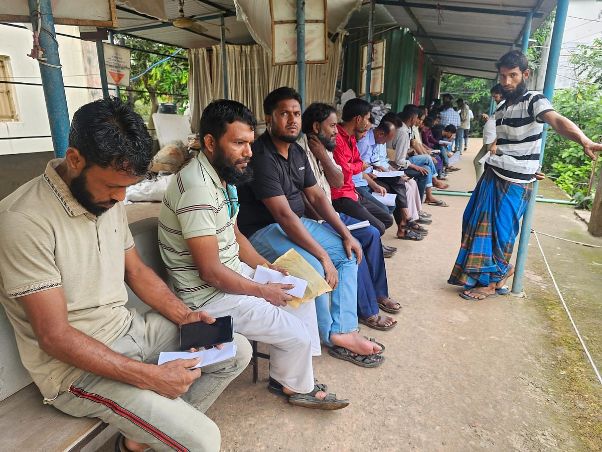 গাজীপুর বিআরটিএতে সেবা নিতে আসা মানুষের একাংশ