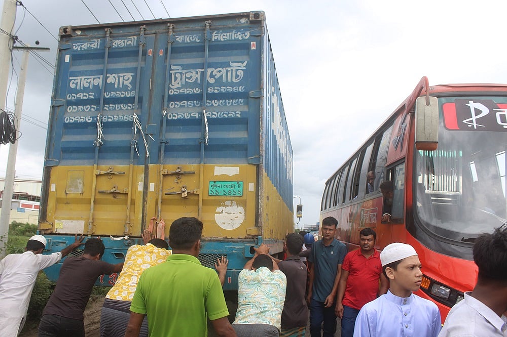 ব্রাহ্মণবাড়িয়ার সরাইল উপজেলায় ঢাকা-সিলেট মহাসড়কের ওপর বিকল হওয়া একটি কাভার্ড ভ্যান ধাক্কা দিয়ে সরাচ্ছেন একদল লোক। আজ দুপুর একটার দিকে কুট্টাপাড়া এলাকায়