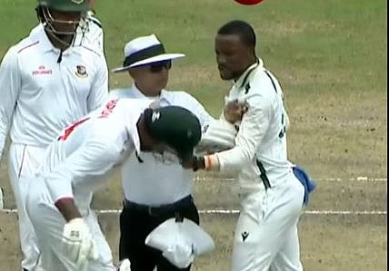 রিপনের হেলমেট ধরে টান দেন এনতুলি