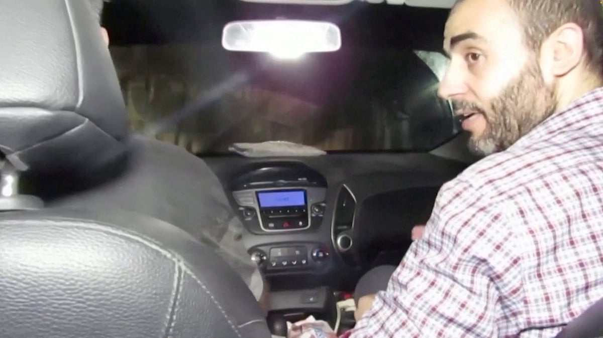 ইসরায়েলি বাহিনীর দাবি, এই ব্যক্তি হামাসের গাজাপ্রধান মোহাম্মদ সিনওয়ার। ইসরায়েলি সেনাবাহিনী ২০২৩ সালের ১৭ ডিসেম্বর এই ছবিটি প্রকাশ করে