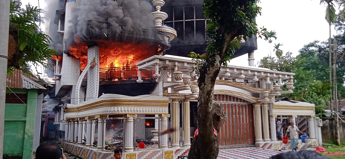 লালমনিরহাট জেলা আওয়ামী লীগের যুগ্ম সাধারণ সম্পাদক সাখাওয়াত হোসেনের বহুতল বাসভবনে গত বছরের ৫ আগস্ট আগুন দেওয়া হয়। সেখানে দগ্ধ হয়ে ছয়জনের মৃত্যু হয়