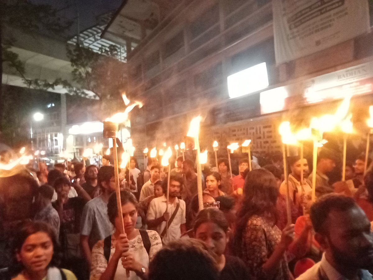 রাজশাহী বিশ্ববিদ্যালয় ও চট্টগ্রামে গণতান্ত্রিক ছাত্র জোটের মিছিলে ‘শাহবাগবিরোধী ঐক্যের’ ব্যানারে হামলার প্রতিবাদে বুধবার সন্ধ্যায় ঢাকা বিশ্ববিদ্যালয়ে মশালমিছিল ও বিক্ষোভ সমাবেশ হয়