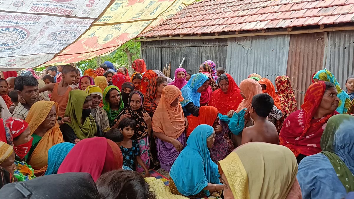 ঝিনাইদহের মহেশপুরে পুকুরে ডুবে দুই শিশুর মৃত্যুর খবর পেয়ে তাঁদের বাড়িতে গিয়ে ভিড় করেন স্থানীয় বাসিন্দারা। আজ সকালে খোসালপুর এলাকায়