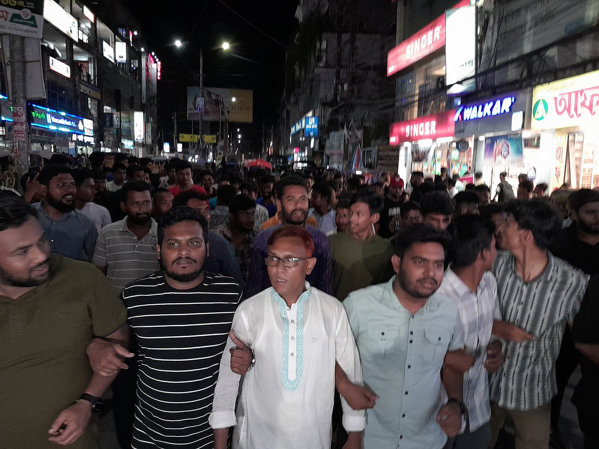 রংপুরে জাতীয় পার্টির বিক্ষোভের প্রতিবাদে এনসিপি ও বৈষম্যবিরোধী ছাত্র আন্দোলনের বিক্ষোভ। আজ বুধবার রাতে প্রেসক্লাব এলাকায়