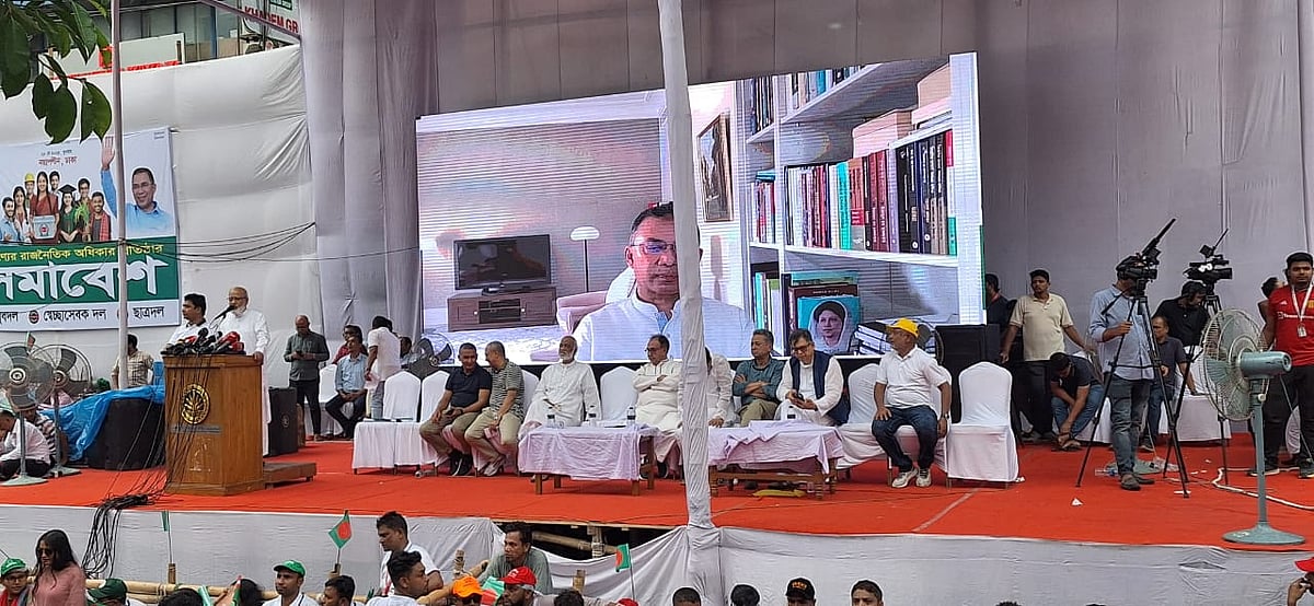 ‘তারুণ্যের রাজনৈতিক অধিকার প্রতিষ্ঠার সমাবেশে’ বক্তব্য দেন বিএনপির স্থায়ী কমিটির সদস্য খন্দকার মোশাররফ হোসেন। আজ বুধবার বিকেলে রাজধানীর নয়াপল্টনে