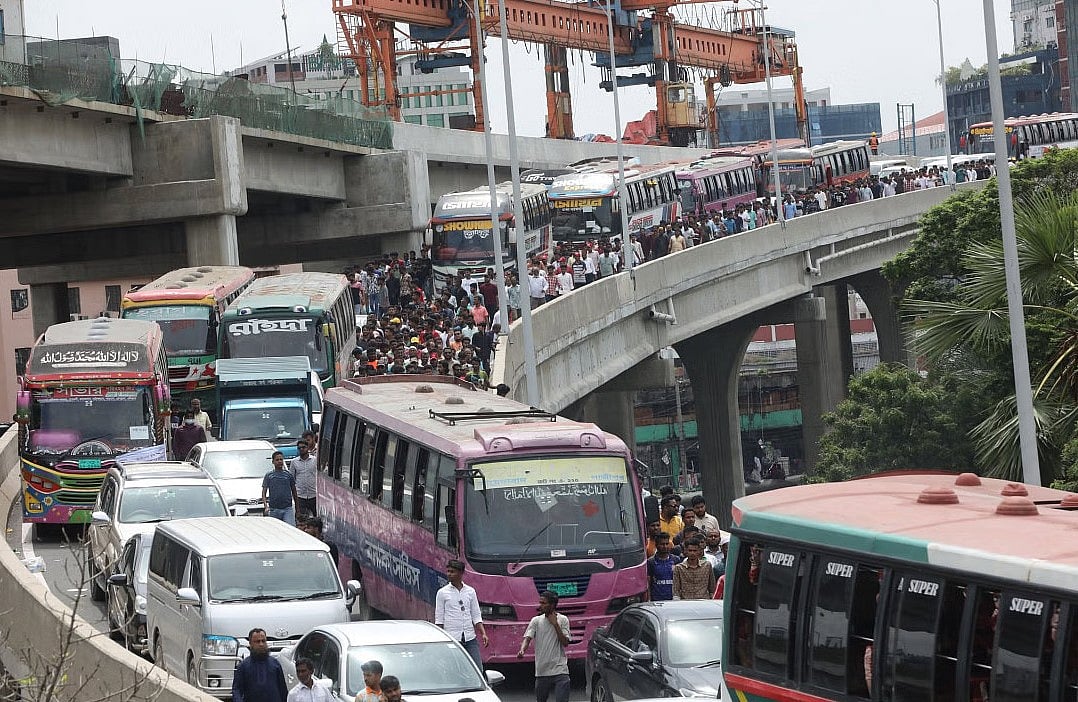 যানজটের কারণে এলিভেটেড এক্সপ্রেসওয়েতে আটকে পড়েছে সমাবেশে আগত কর্মীদের বাস।