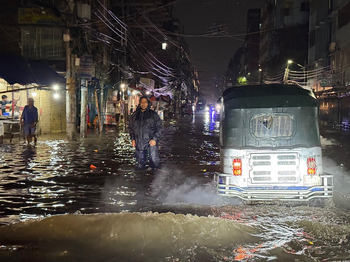 টানা বৃষ্টিতে রাস্তায় জমেছে হাঁটুপানি। এর মধ্য দিয়ে যাচ্ছেন এক ব্যক্তি। বৃহস্পতিবার মিরপুরে