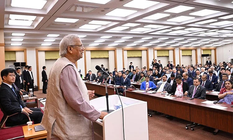 বৃহস্পতিবার টোকিওতে ‘বাংলাদেশ সেমিনার অন হিউম্যান রিসোর্সেস’ শীর্ষক এক সেমিনারে প্রধান উপদেষ্টা অধ্যাপক মুহাম্মদ ইউনূস বক্তব্য দেন