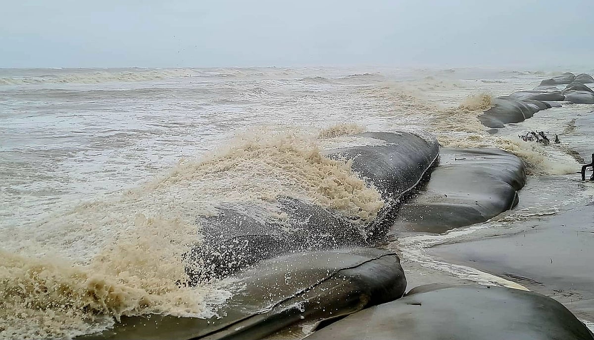 নিম্নচাপের কারণে উত্তাল সাগর। আজ বিকেলে কক্সবাজার উপকূলে