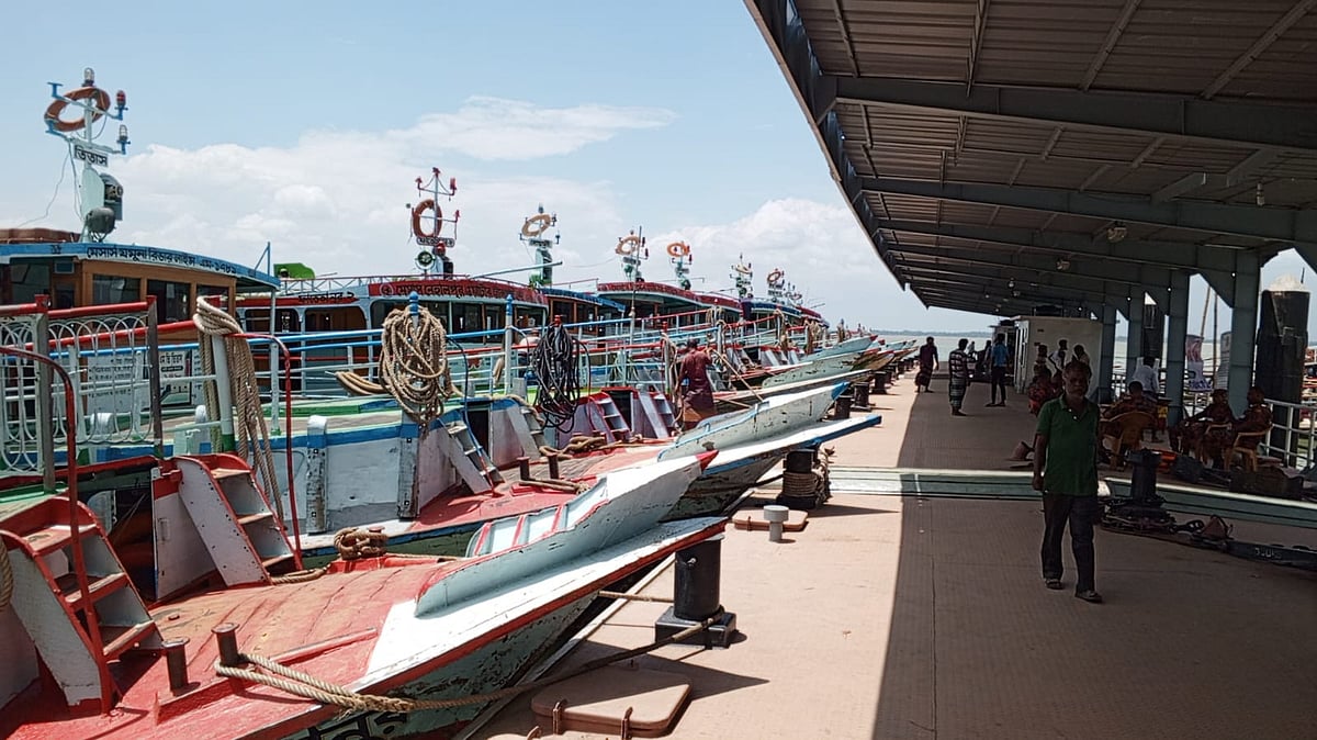 দৌলতদিয়া-পাটুরিয়া ও আরিচা-কাজীরহাট নৌপথে লঞ্চ চলাচল বন্ধ  রয়েছে। আজ বৃহস্পতিবার