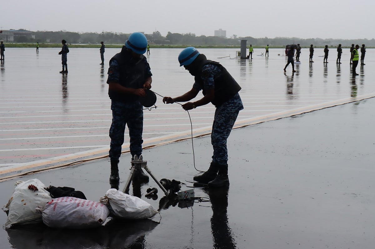 চট্টগ্রাম শাহ আমানত আন্তর্জাতিক বিমানবন্দরে মহড়ায় উড়োজাহাজের বোমা নিষ্ক্রিয় করা হচ্ছে। আজ দুপুরে
