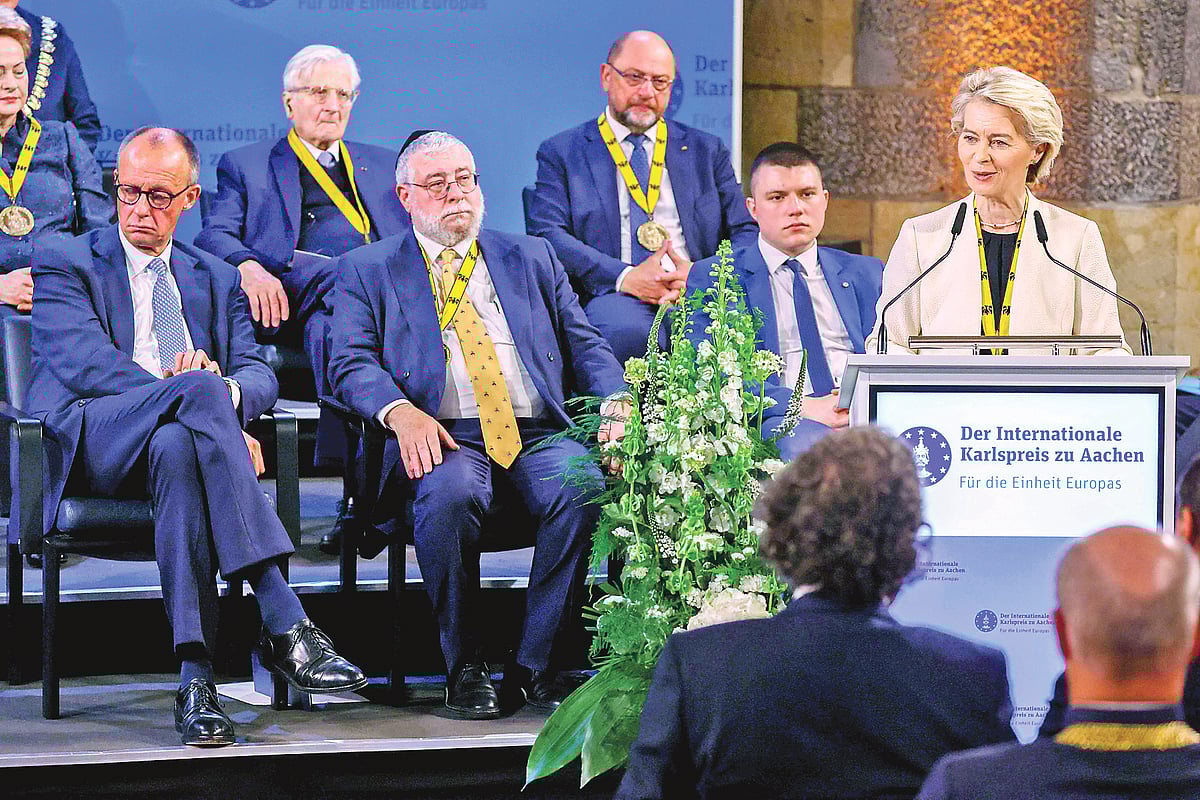 ইইউপ্রধান উরসুলা ভন ডার লেন (ডানে) আন্তর্জাতিক কার্ল দ্য গ্রেট (শার্লেমেন) পুরস্কার গ্রহণকালে বক্তব্য দিচ্ছেন। গতকাল জার্মানির আখেন শহরে