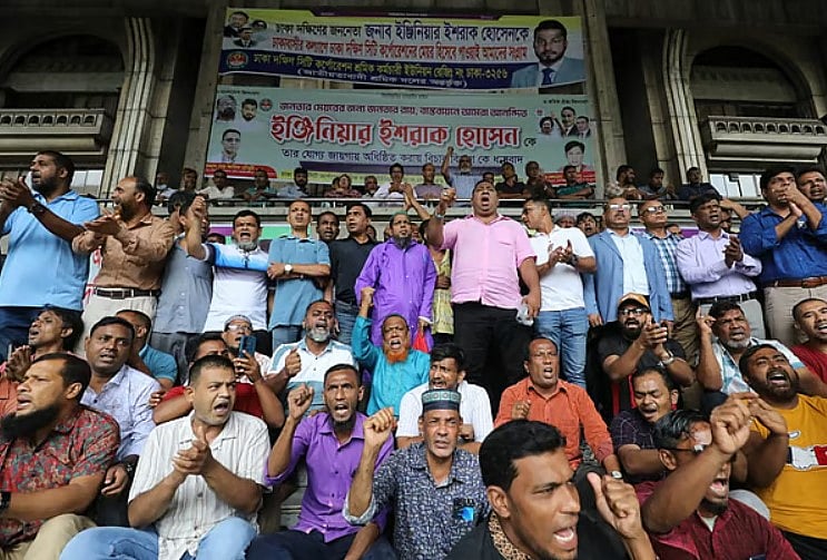 ঢাকা দক্ষিণ সিটি করপোরেশনের (ডিএসসিসি) প্রধান কার্যালয় নগর ভবনে অবস্থান কর্মসূচি পালন করছেন বিএনপি নেতা ইশরাক হোসেনের সমর্থকেরা