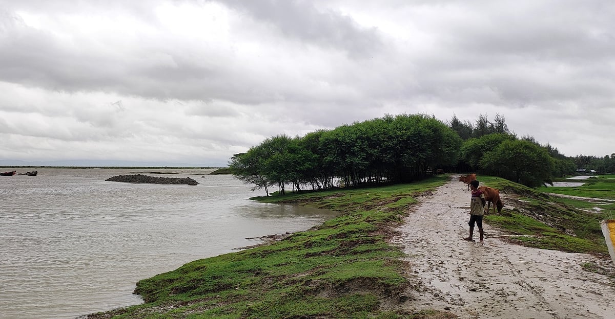 নিম্নচাপের প্রভাবে চট্টগ্রামের সন্দ্বীপের বেড়িবাঁধ স্পর্শ করেছে জোয়ারের পানি। আজ সকালে তোলা