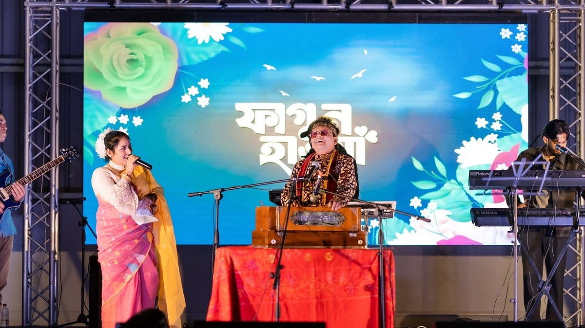 সিডনির ফাগুন হাওয়ার অনুষ্ঠানে গাইছেন নকুল কুমার বিশ্বাস। ছবি: প্রথম আলো