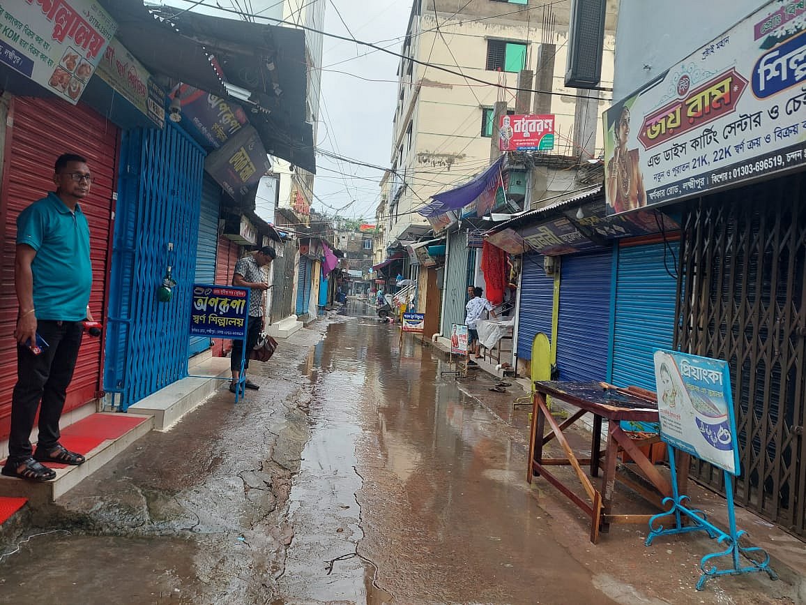 লক্ষীপুরের স্বর্ণকার সড়কের জুয়েলারি প্রতিষ্ঠান আজ বৃহস্পতিবার বন্ধ রয়েছে।