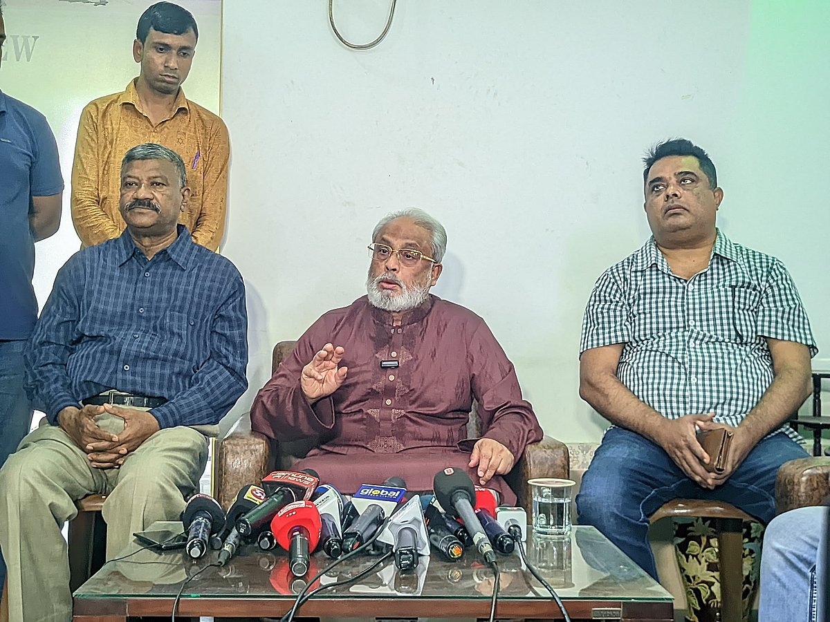 রংপুর নগরের সেনপাড়ার নিজস্ব বাসভবনে সাংবাদিকদের সঙ্গে কথা বলছেন জাতীয় পার্টির চেয়ারম্যান জি এম কাদের। বৃহস্পতিবার বিকেলে