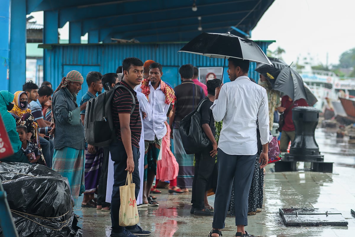 বৈরী আবহাওয়ার কারণে লঞ্চ চলাচল বন্ধ হয়ে যাওয়ায় ভোগান্তিতে পড়েন যাত্রীরা। আজ বৃহস্পতিবার সকালে বরিশাল নদী বন্দরে