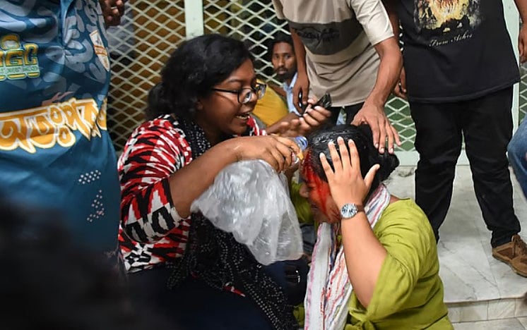 গণতান্ত্রিক ছাত্র জোটের কর্মসূচিতে শাহবাগবিরোধী ঐক্যের ব্যানারে হামলা চালানো হয়। গত বুধবার বিকেলে চট্টগ্রাম নগরের জামালখান এলাকায়