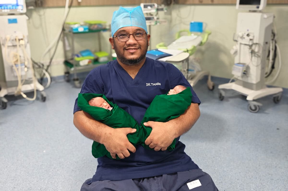 চট্টগ্রামে অ্যাপোলো ইমপিরিয়াল হাসপাতালে অস্ত্রোপচারে আলাদা করা হয় জোড়া লাগানো শিশু। আজ বিকেলে