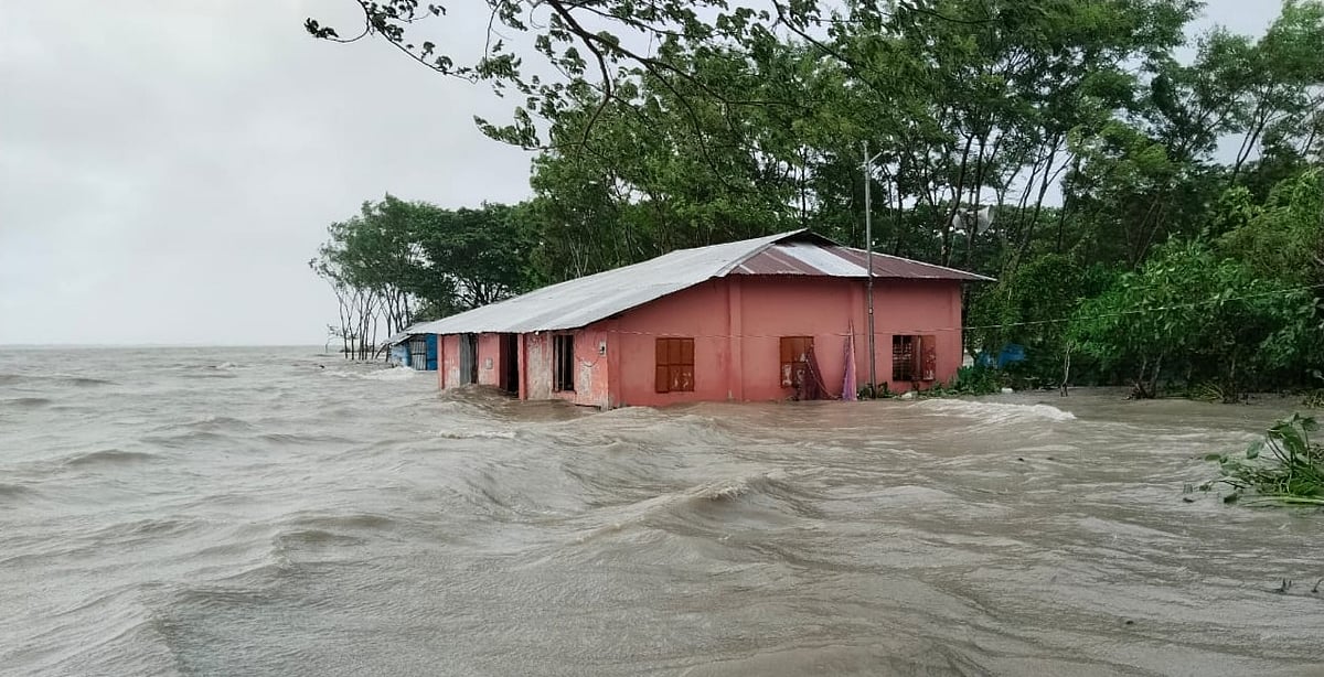 নিম্নচাপের প্রভাবে পটুয়াখালীর রাঙ্গাবালী উপজেলার আগুনমূখা নদী–লাগোয়া চালিতাবুনিয়া ইউনিয়নের মধ্য চালিতাবুনিয়া সরকারি পুকুরপাড় জামে মসজিদ তালিয়ে গেছে