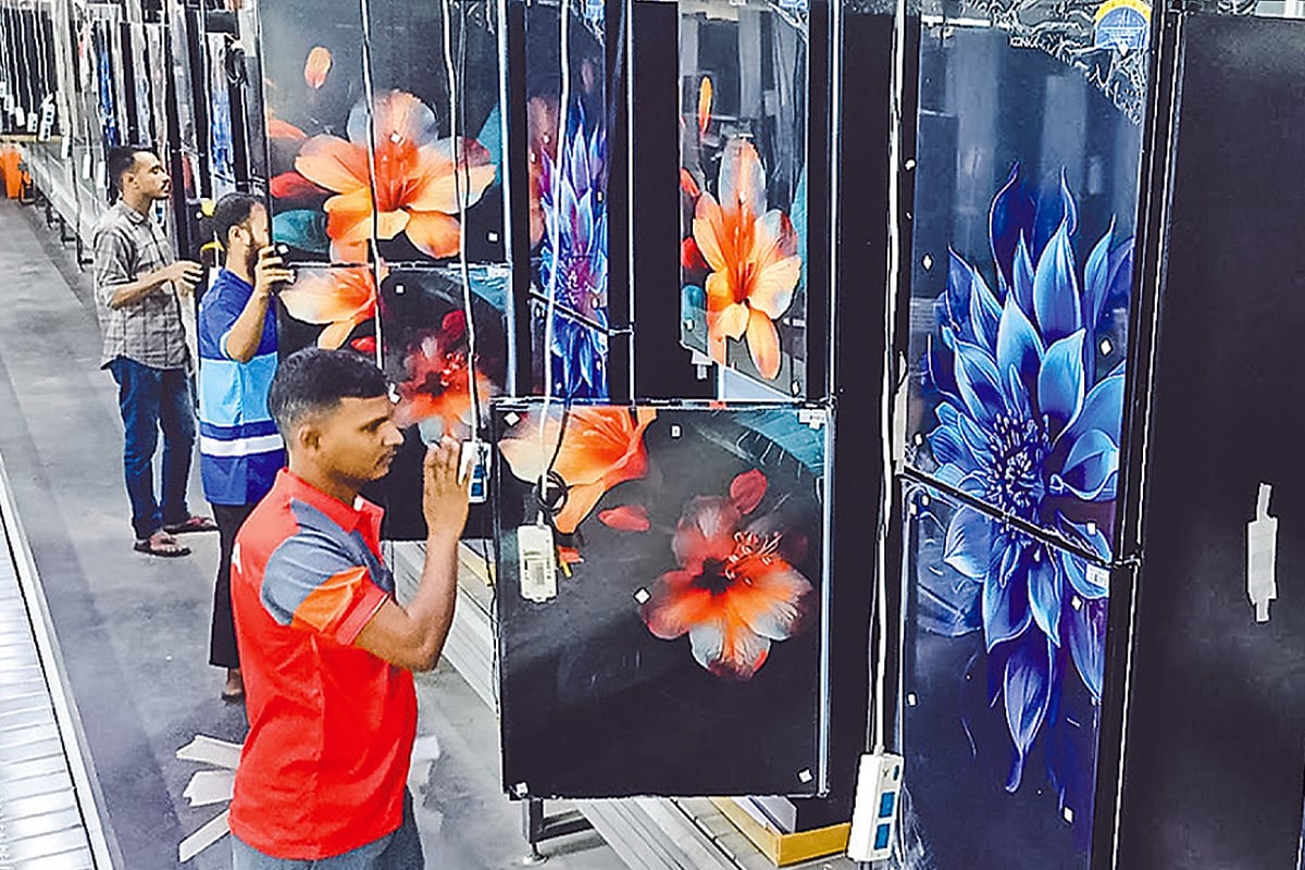 রেফ্রিজারেটর তৈরি হওয়ার পর পরীক্ষা–নিরীক্ষা চলছে