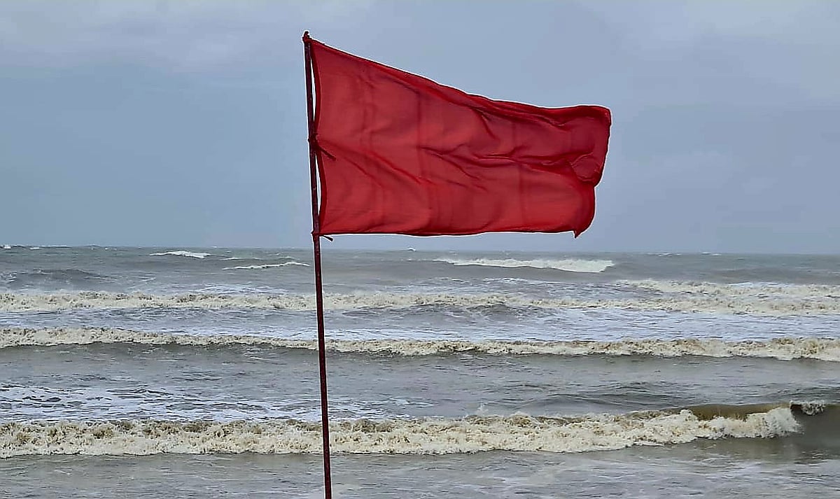 বঙ্গোপসাগরে সৃষ্ট নিম্নচাপের প্রভাবে সাগর উত্তাল। বালুচরে লাল নিশানা তুলে কক্সবাজার সমুদ্রসৈকতে পর্যটকের গোসল নিষিদ্ধ করা হয়।  আজ দুপুরে