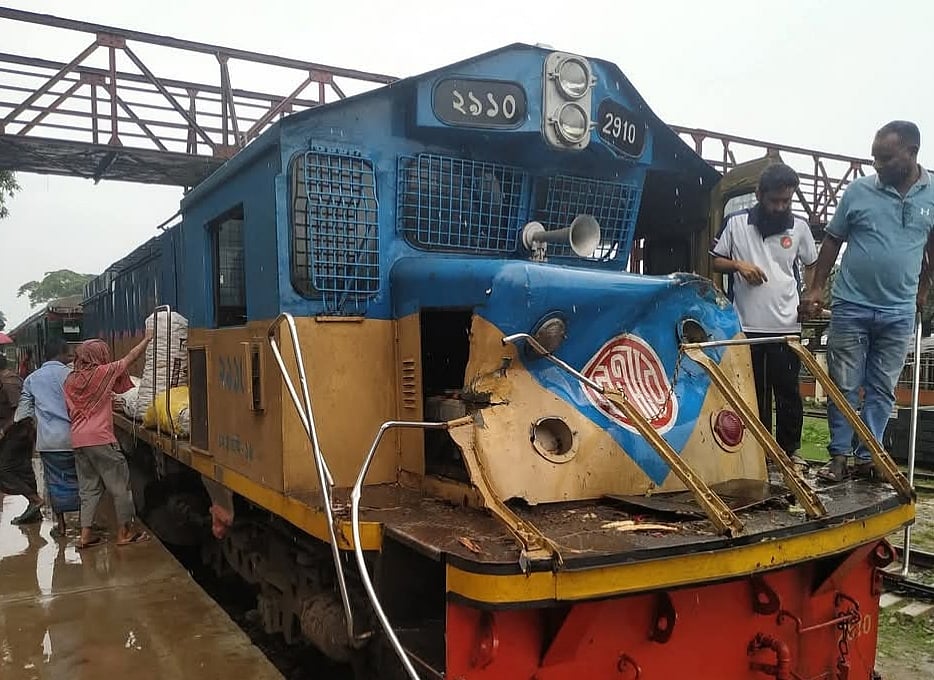সিলেট থেকে ঢাকায় যাওয়ার পথে কালনী এক্সপ্রেস ট্রেন লাউয়াছড়া জাতীয় উদ্যানে গাছের সঙ্গে ধাক্কা লেগে লোকোমোটিভ ইঞ্জিনের সামনের অংশ চ্যাপটা হয়ে যায়। বৃহস্পতিবার শ্রীমঙ্গলে রেলস্টেশনে