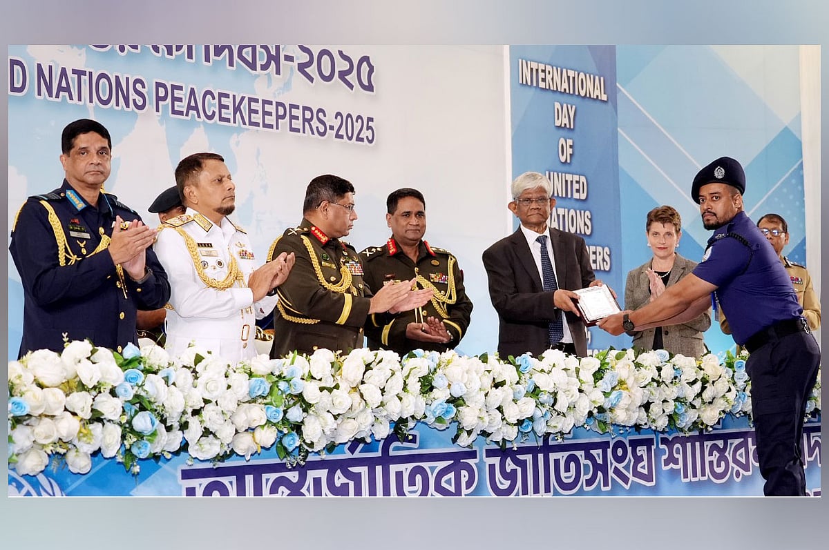 আন্তর্জাতিক জাতিসংঘ শান্তিরক্ষী দিবস উপলক্ষে আয়োজিত সংবর্ধনা অনুষ্ঠানে আহত শান্তিরক্ষীদের হাতে ক্রেস্ট তুলে দেন অর্থ উপদেষ্টা সালেহউদ্দিন আহমেদ। ঢাকা, ২৯ মে