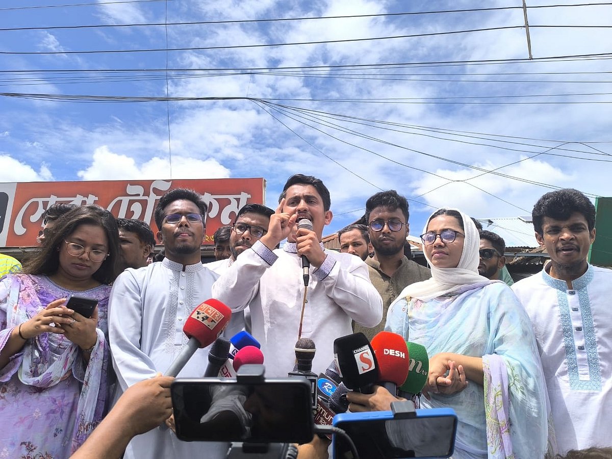 লালমনিরহাটের পাটগ্রাম পৌর শহরের চোরঙ্গী মোড়ে আয়োজিত পথসভায় বক্তব্য দেন সারজিস আলম। বৃহস্পতিবার দুপুরে