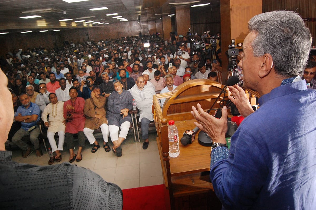 শহীদ রাষ্ট্রপতি জিয়াউর রহমানের ৪৪তম শাহাদাতবার্ষিকীর আলোচনা সভায় প্রধান অতিথির বক্তব্য দেন বিএনপির স্থায়ী কমিটির সদস্য আমীর খসরু মাহমুদ চৌধুরী। আজ শুক্রবার বিকেলে চট্টগ্রাম নগরের মুরাদপুরে এলজিইডি মিলনায়তনে