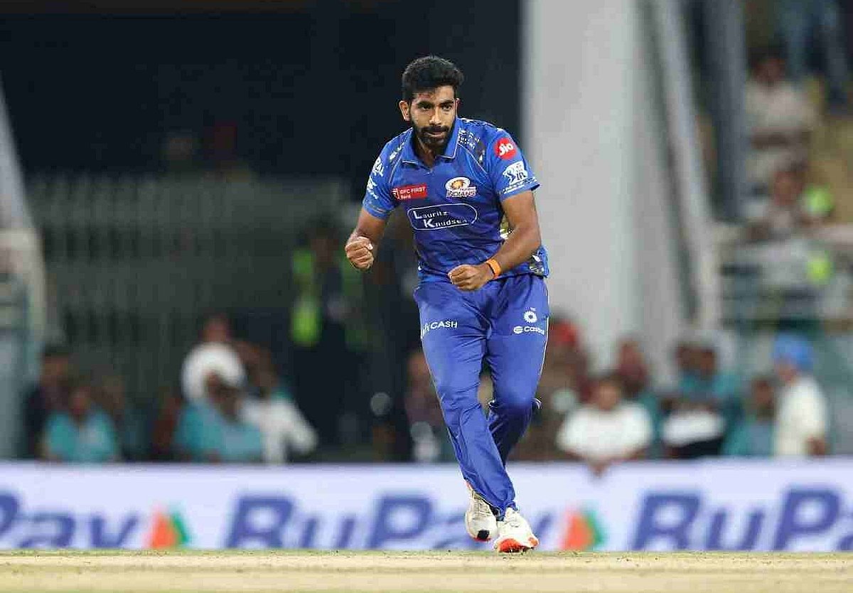 ৪ ওভারে মাত্র ২৭ রান দিয়েছেন বুমরা