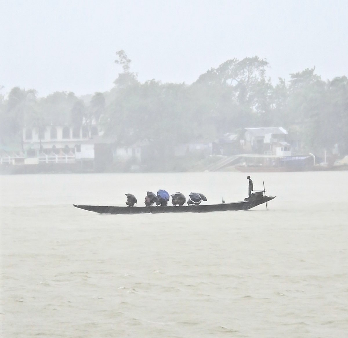 সুনামগঞ্জে ভারী বৃষ্টিতে পানি বাড়ছে নদী ও হাওরে। সুনামগঞ্জ পৌর শহরের সুরমা নদীর রিভার ভিউ এলাকা থেকে আজ সকালে তোলা