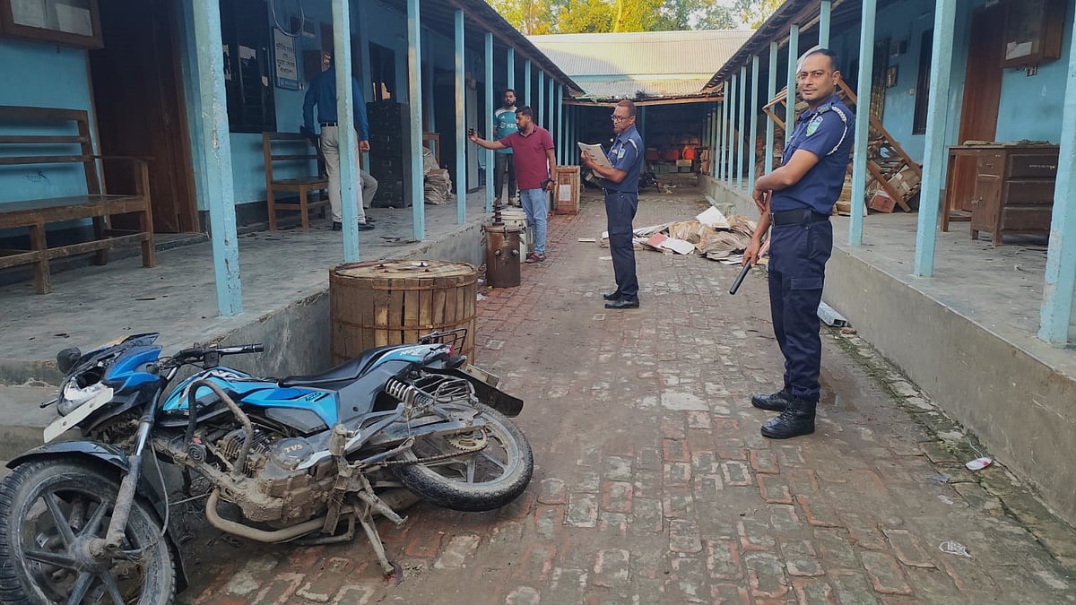 বিদ্যুৎস্পৃষ্ট হয়ে লাইনম্যানের মৃত্যুর খবরে পল্লী বিদ্যুৎ কার্যালয়ে হামলা–ভাঙচুরের ঘটনা ঘটে। আজ শুক্রবার সন্ধ্যা ছয়টার দিকে জামালপুরের সরিষাবাড়ীতে