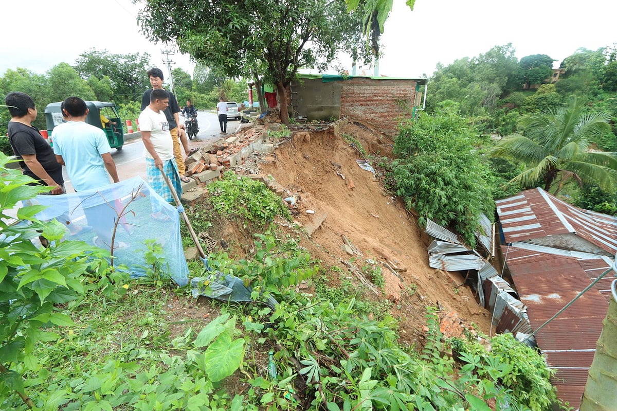 রাঙামাটি শহরের যুব উন্নয়ন এলাকায় ধসে পড়েছে পাহাড়ের একাংশ। আজ দুপুরে