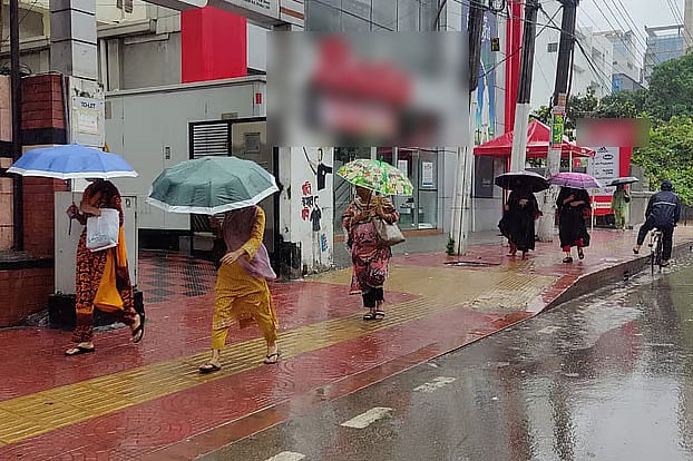 সকাল থেকে বৃষ্টিতে কর্মস্থলের উদ্দেশ্যে বের হওয়া মানুষেরা রাস্তায় বিপাকে পড়েছেন। ধানমন্ডি, ঢাকা, ২৯ মে