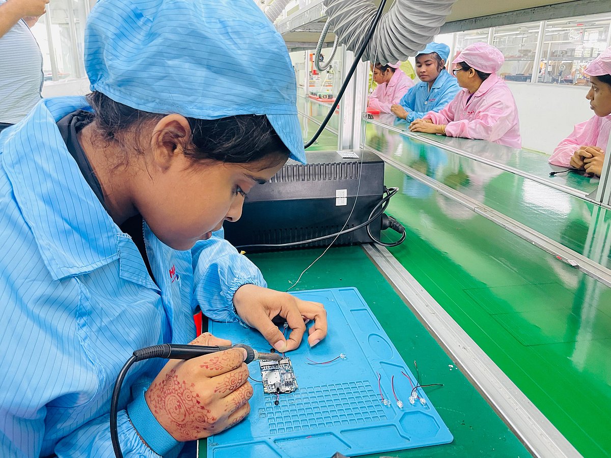 প্রত্যন্ত গ্রামের স্বল্পশিক্ষিত নারীদের হাতে তৈরি হচ্ছে মুঠোফোন। বৃহস্পতিবার কুমিল্লা আদর্শ সদর উপজেলার পিয়ারাতলী গ্রামে হালিমা গ্রুপের মোবাইল কারখানায়