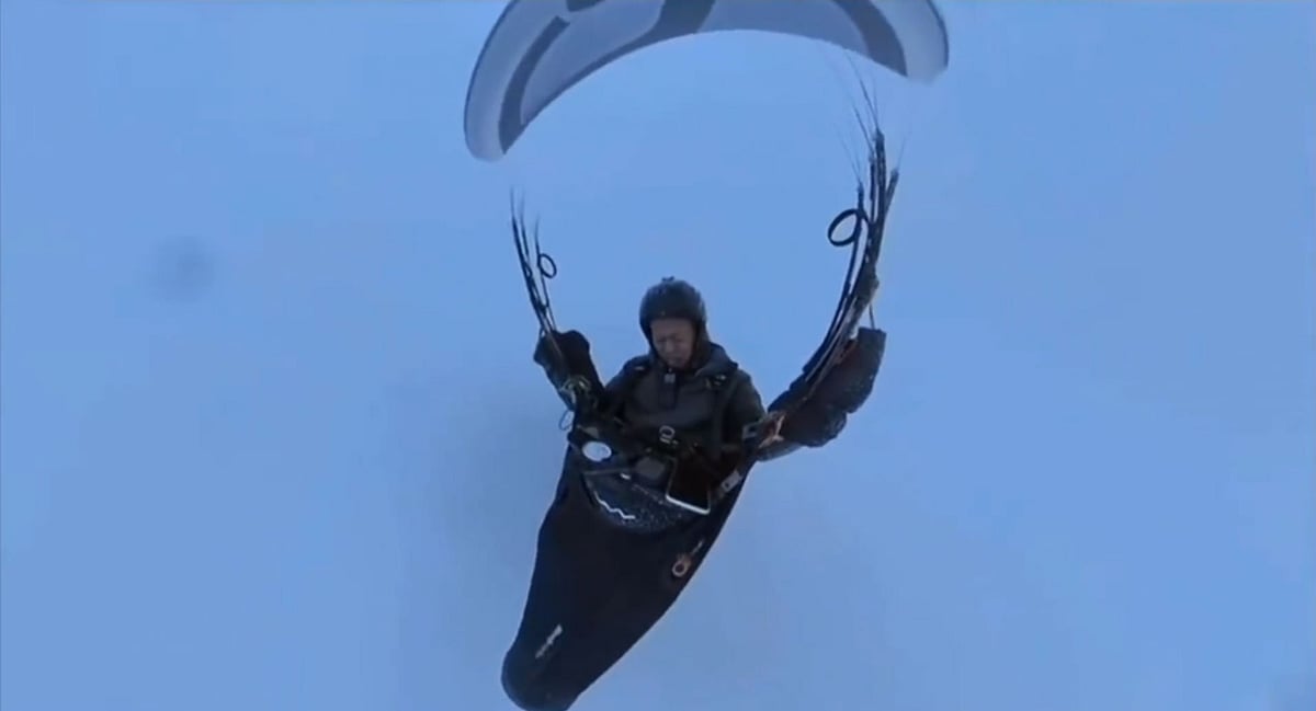 প্যারাগ্লাইডারে চড়ে দুর্ঘটনাবশত মেঘের রাজ্যে উঠে গেলেন এই চীনা নাগরিক পেং