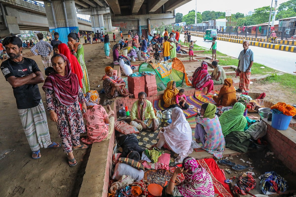 কালশী বালুর মাঠ বস্তি পানিতে তলিয়ে গেছে। তাই বস্তির বাসিন্দারা কালশী উড়ালসড়কের নিচের খালি জায়গায় আশ্রয় নিয়েছেন। আজ শুক্রবার সকালে