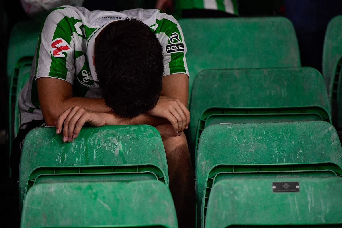 কনফারেন্স লিগ ফাইনালে বেতিসের হারে হতাশ ক্লাবটির এক সমর্থক। ছবিটি পরশু তোলা