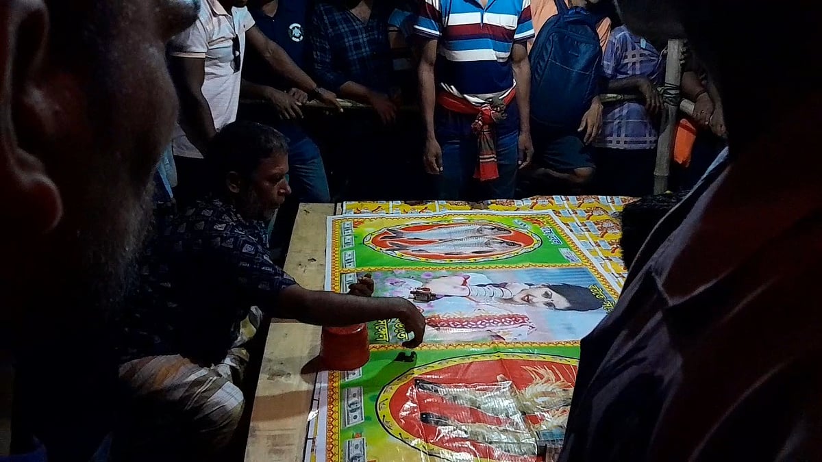 রাজৈর উপজেলার কদমবাড়িতে গণেশ পাগলের কুম্ভমেলায় বসেছে একাধিক জুয়ার আসর