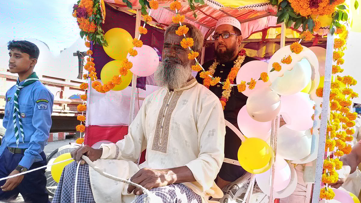 বিদায়ের দিনে ফুলে সাজানো ঘোড়ার গাড়িতে চড়ে বাড়ি ফেরেন প্রধান শিক্ষক মো. ছায়ফুল্লাহ